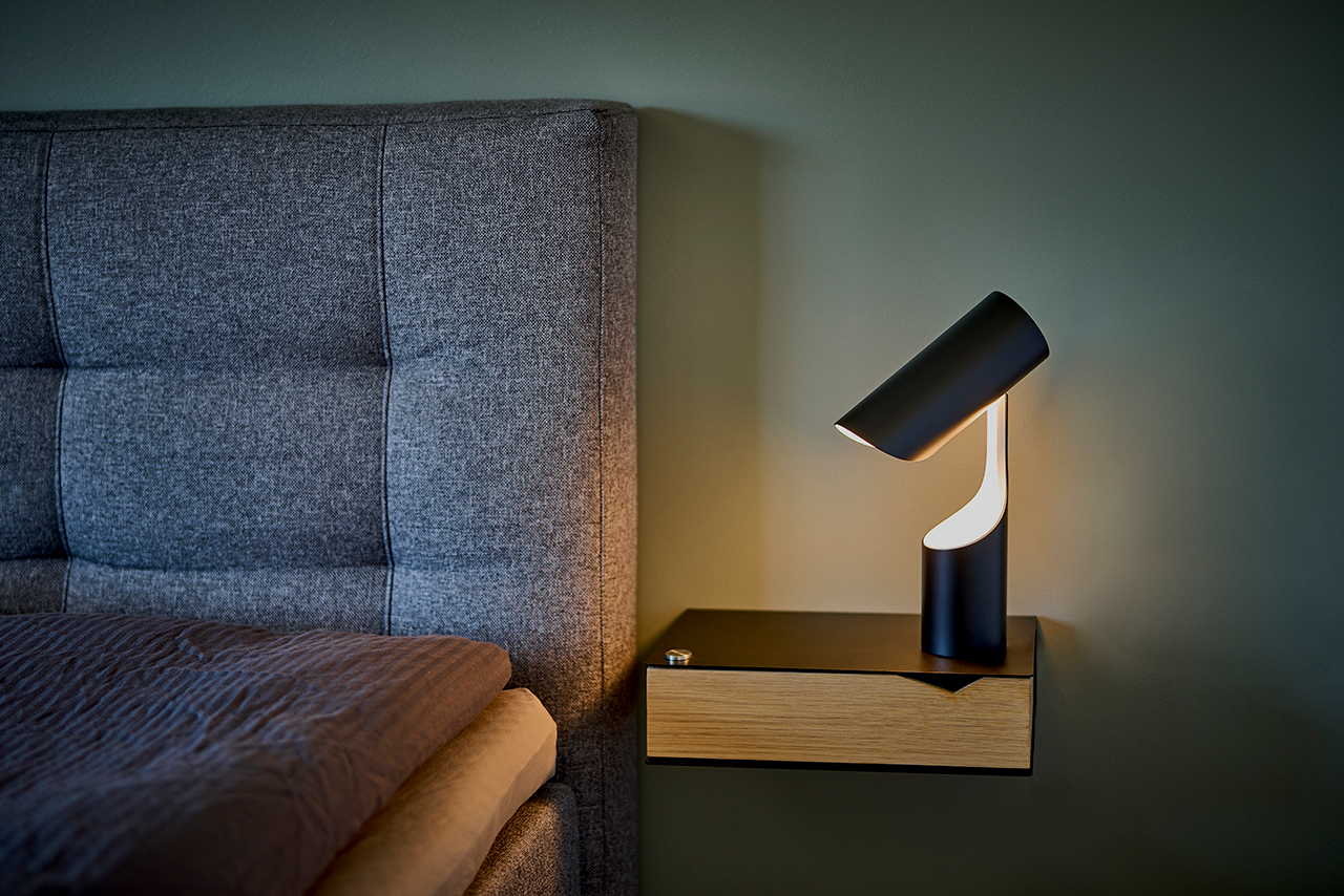 Le Klint Mutatio 353 stolní lampa černá matná