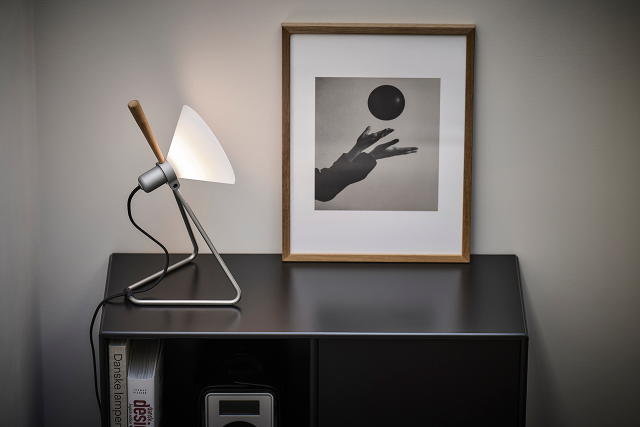 Le Klint Spot 356 lampa s dubovou rukojetí