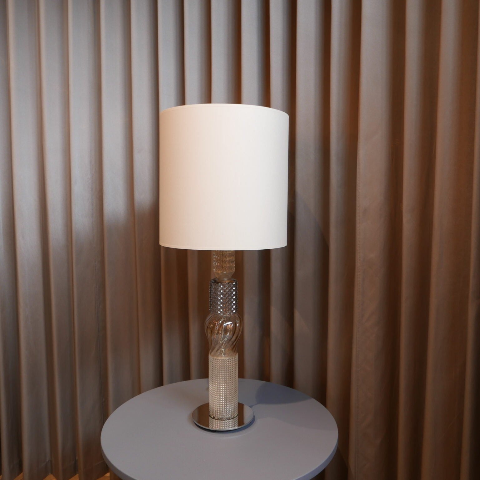 DESIGN BY US Vintage stolní lampa skleněná