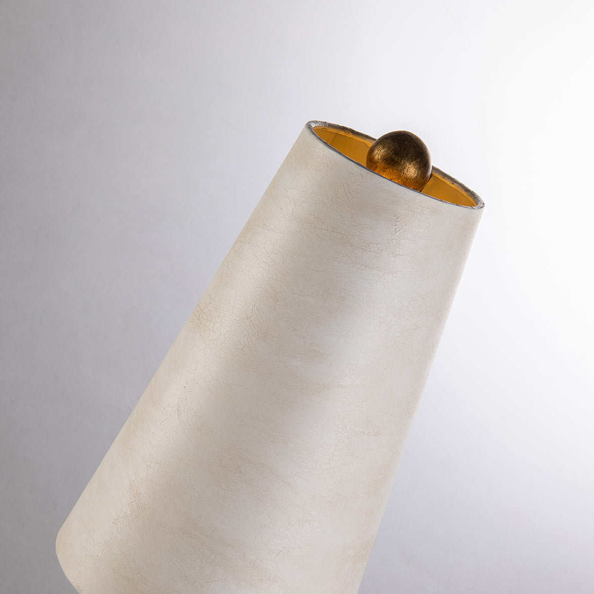 Gilded Nola Leda stolní lampa krémová 81 cm