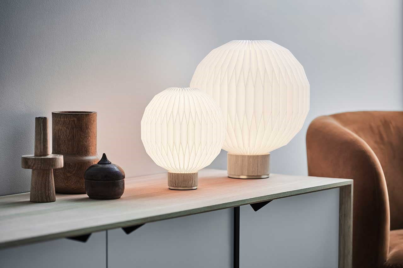 Le Klint 375 stolní lampa dub světlý Small