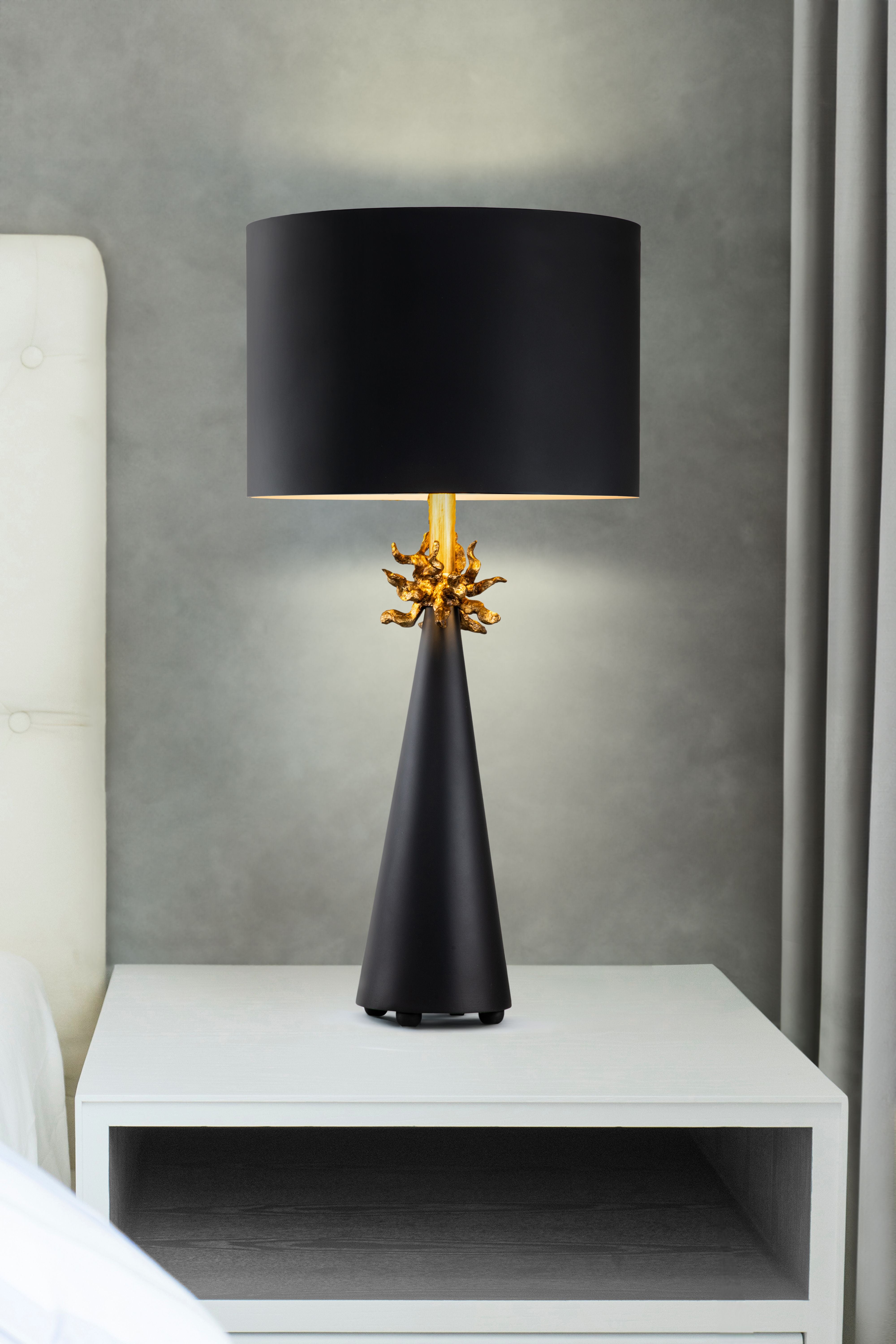 Gilded Nola Neo stolní lampa černá zlatá černé stínidlo