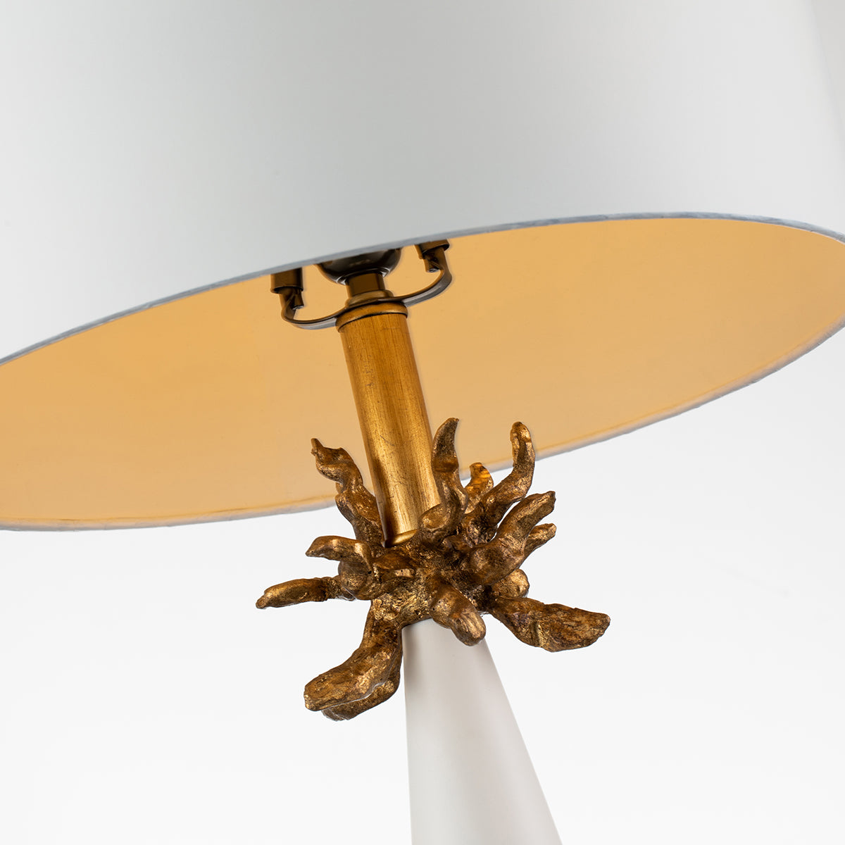 Gilded Nola Neo White stolní lampa zlatá patka 15"
