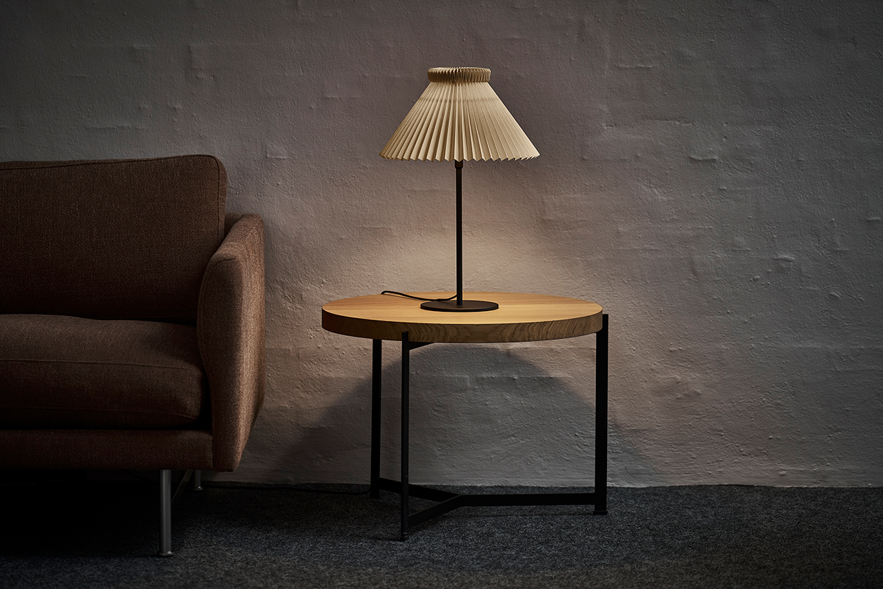 Le Klint 334T stolní lampa čokoládová papír 19 cm