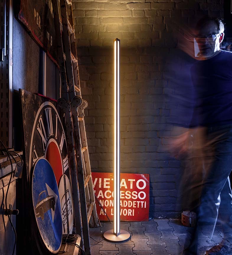 Foscarini Chiaroscura stojací lampa 360° svícení