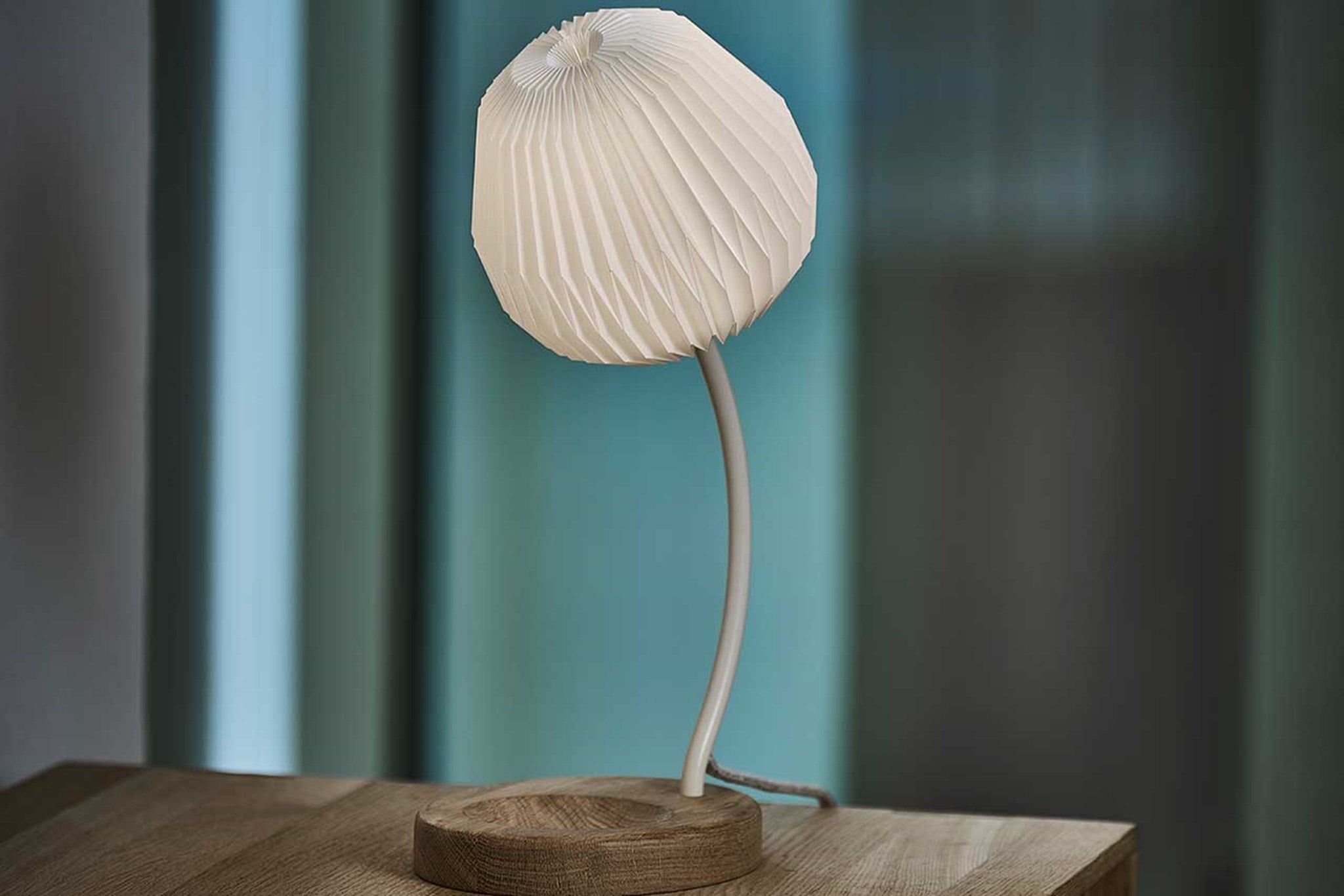 Le Klint Bouquet 330 stolní lampa dubová