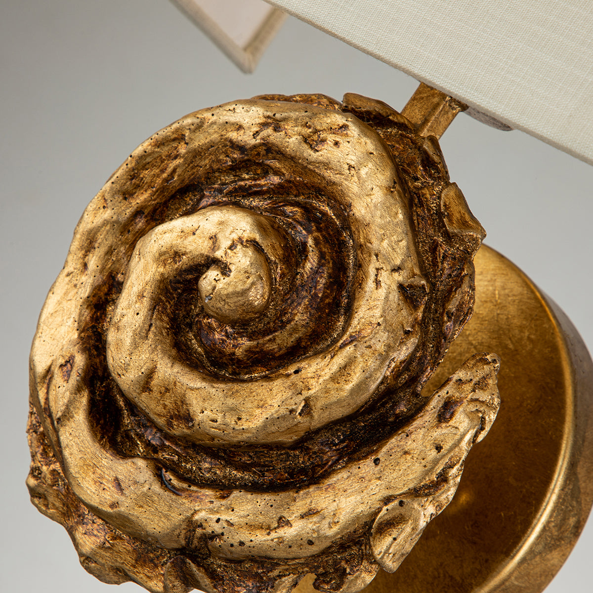 Gilded Nola Swirl nástěnné svítidlo zlaté