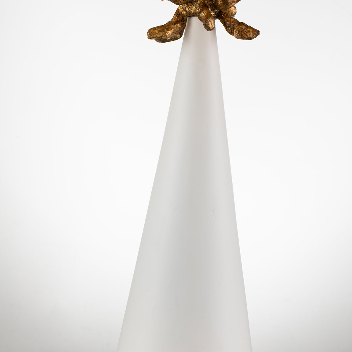 Gilded Nola Neo White stolní lampa zlatá patka 15"