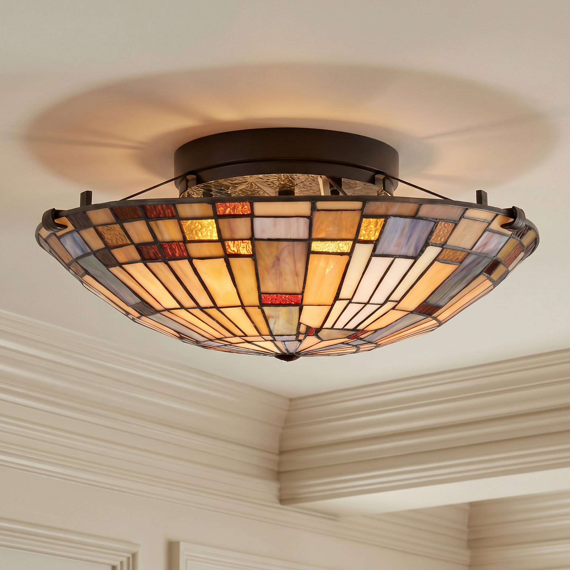 Quoizel Inglenook Flush Mount stropní svítidlo bronz 42 cm vitráž