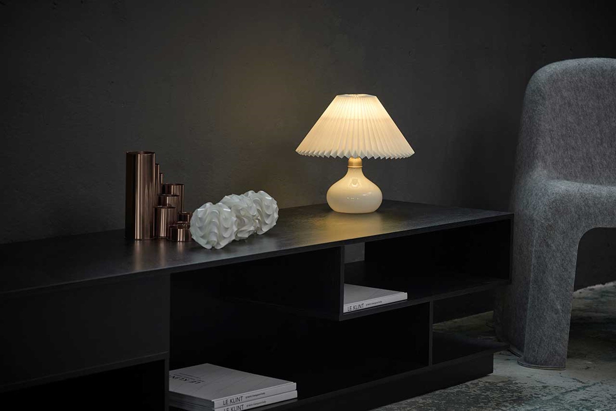 Le Klint 314 stolní lampa opálové sklo bílá