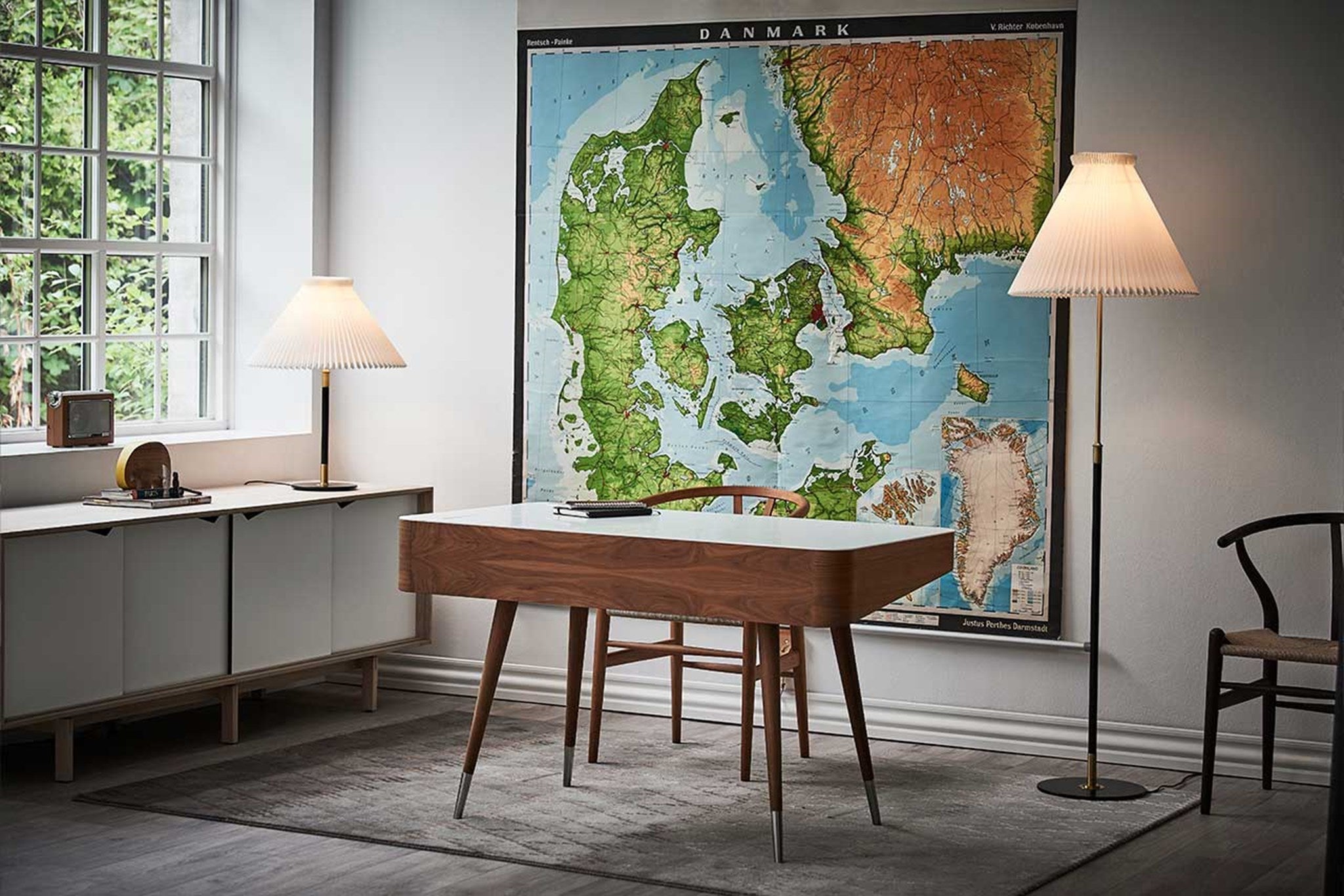 Le Klint 352 stolní lampa mosazná nastavitelná
