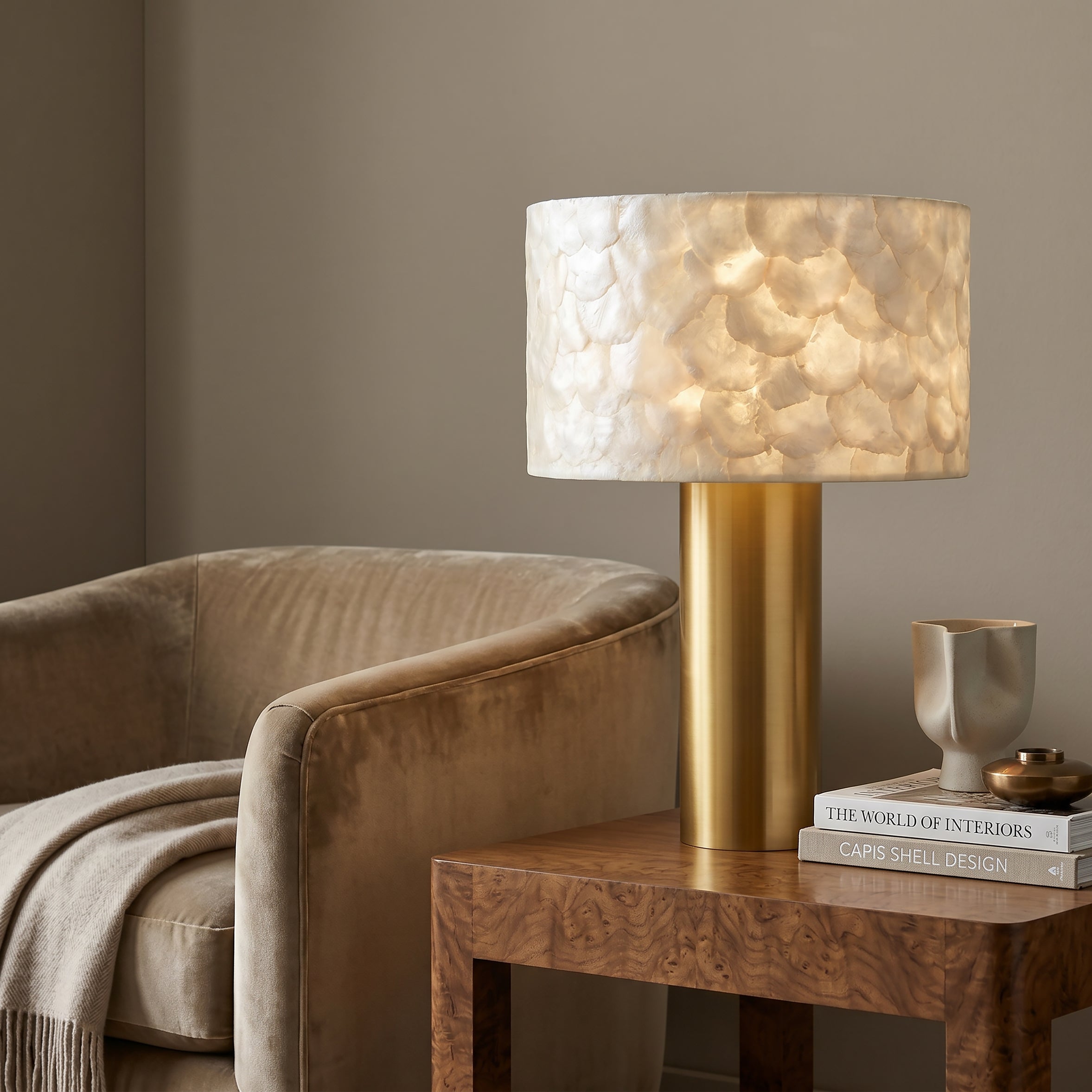 Quoizel Leland stolní lampa zlatá capiz stínidlo