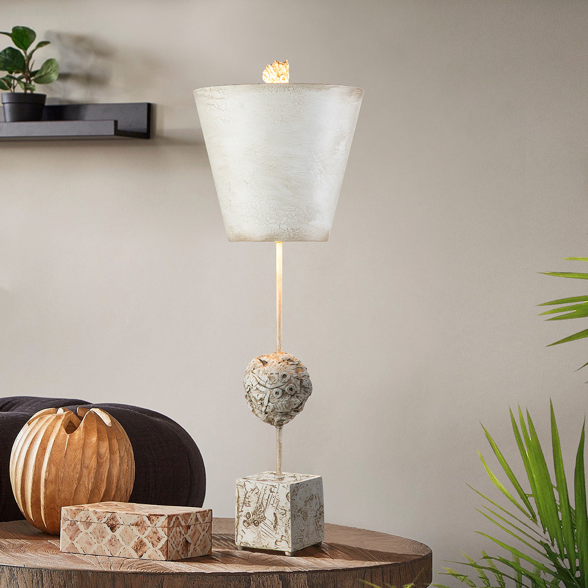 Gilded Nola Petra stolní lampa bílá malované stínidlo
