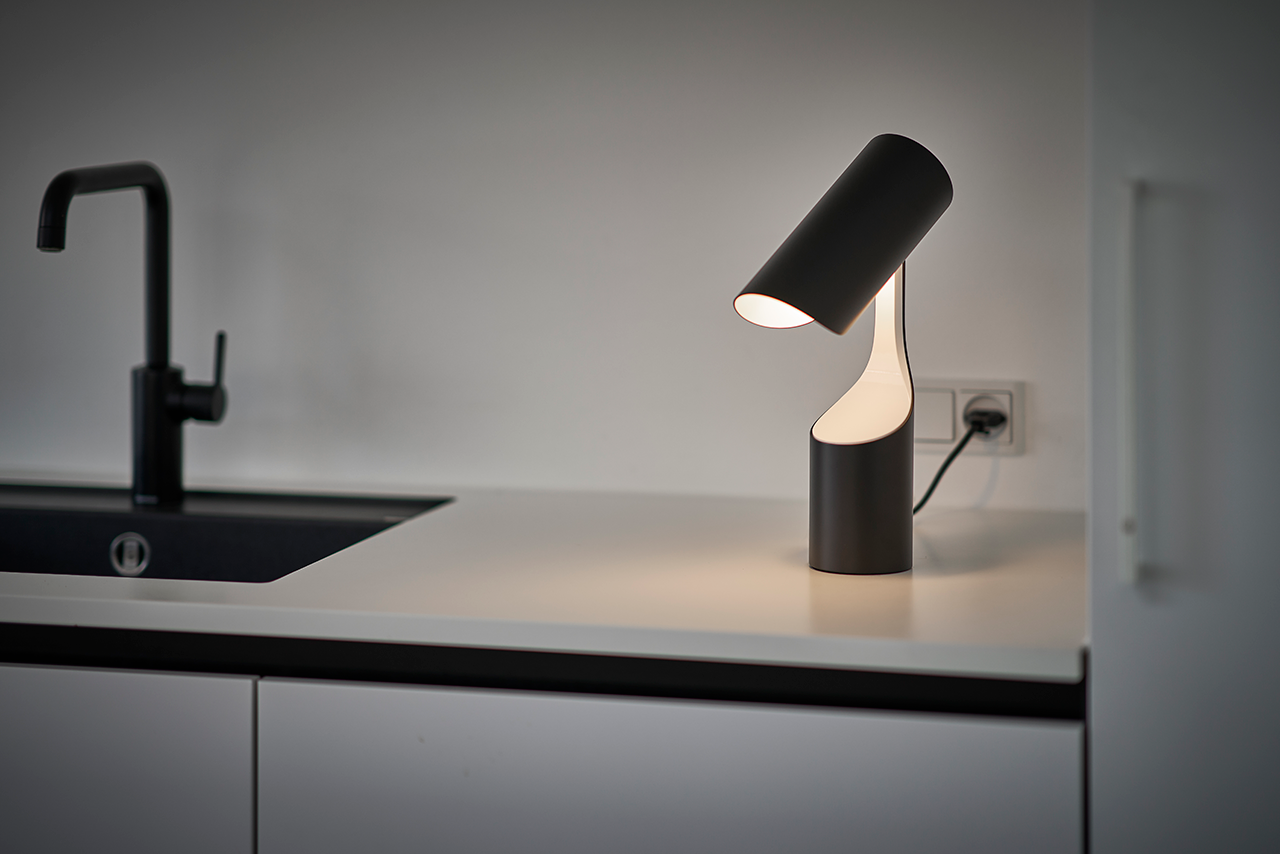 Le Klint Mutatio 353 stolní lampa černá matná