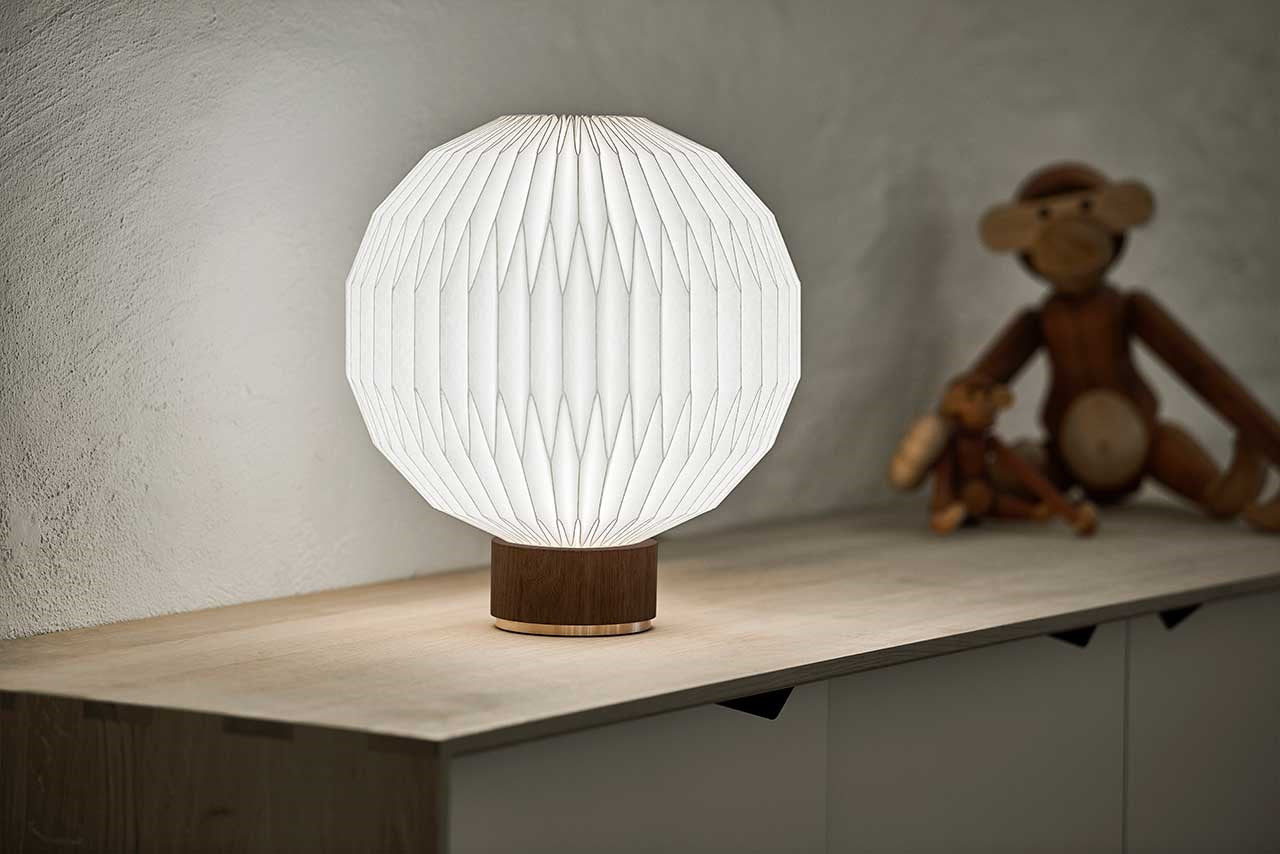 Le Klint 375 stolní lampa dub světlý Small