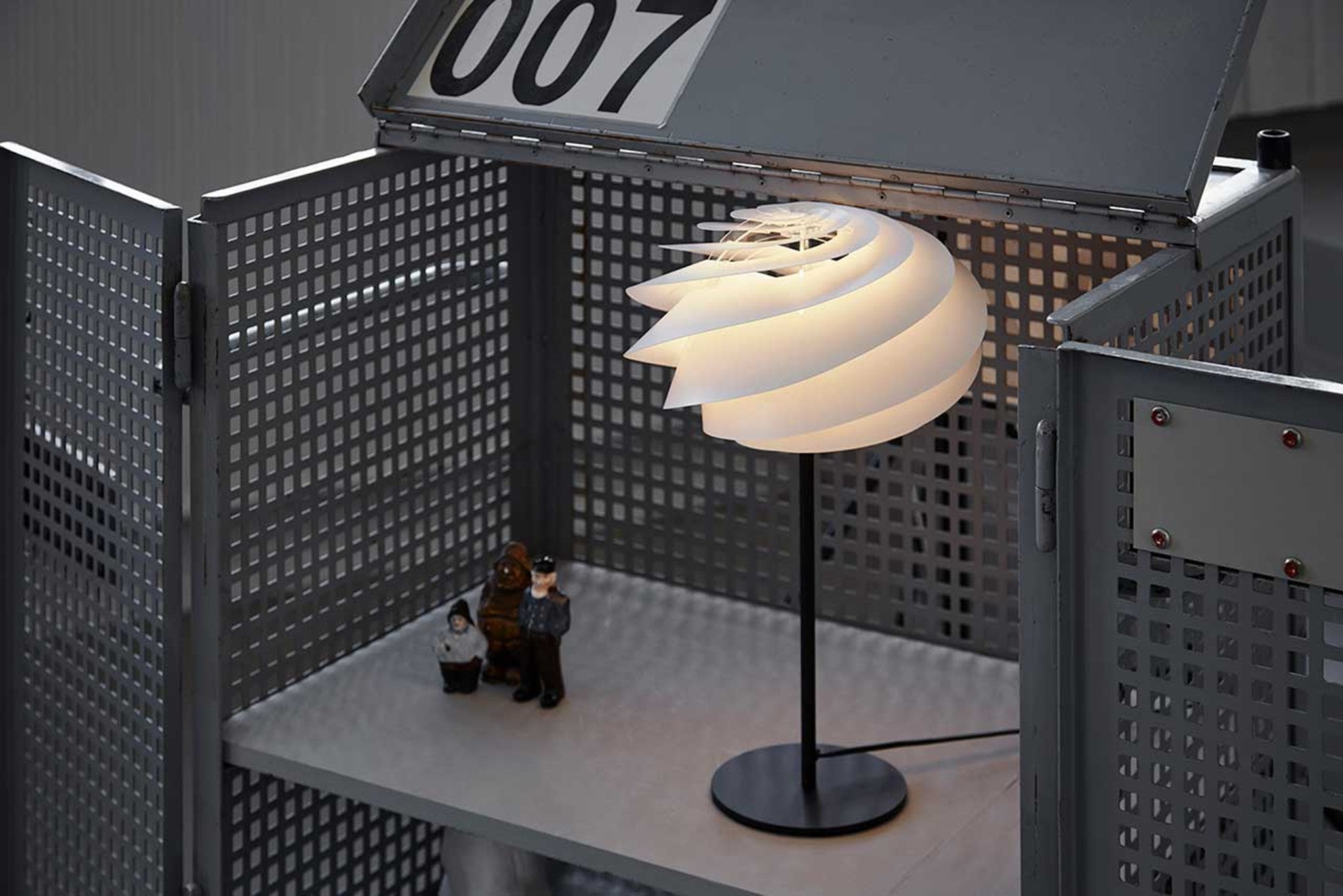 Le Klint Swirl 331T stolní lampa černá