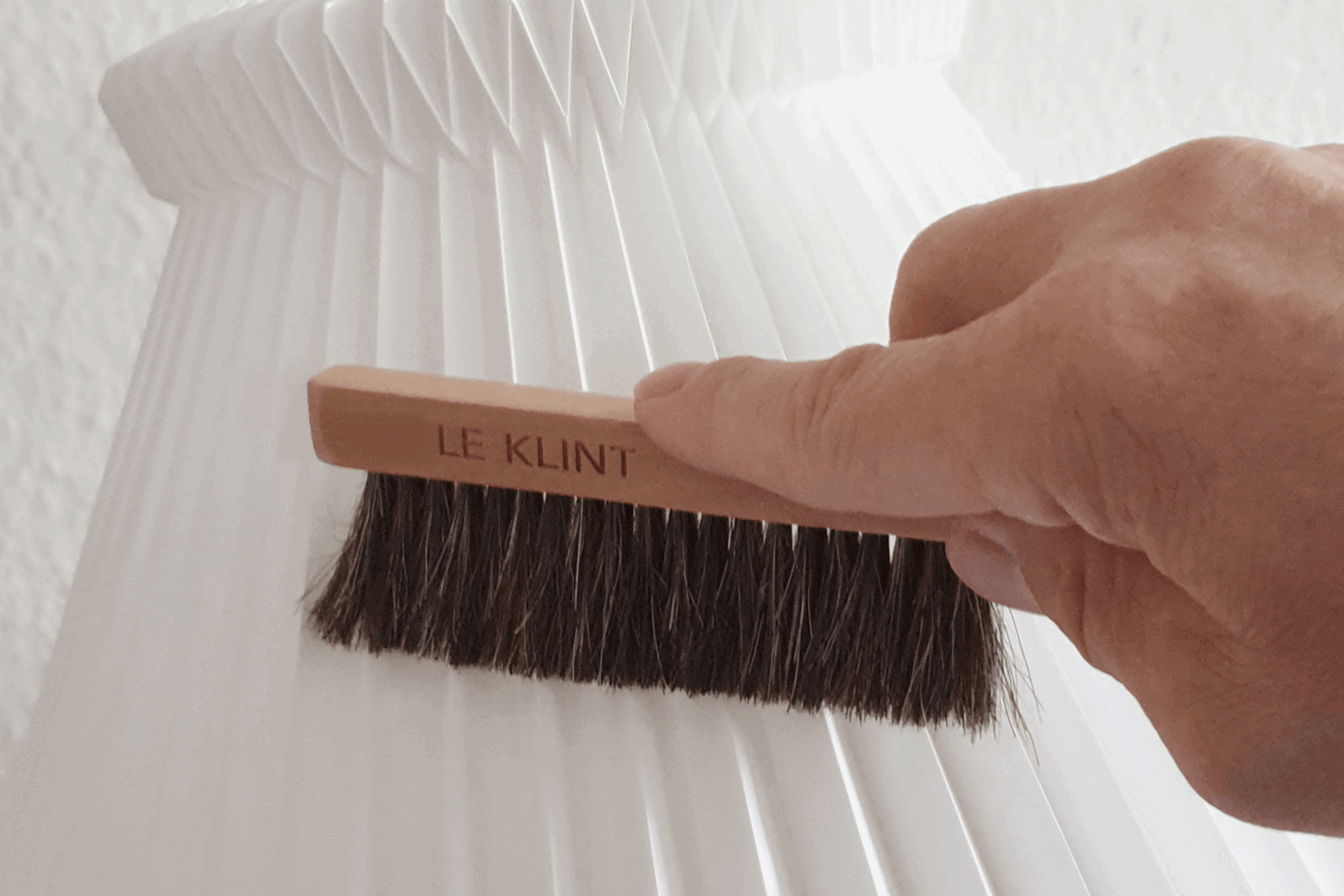 Le Klint 502 Dust Buster kartáč na lampy dub