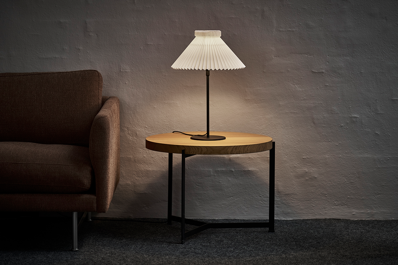 Le Klint 334T stolní lampa čokoládová papír 19 cm