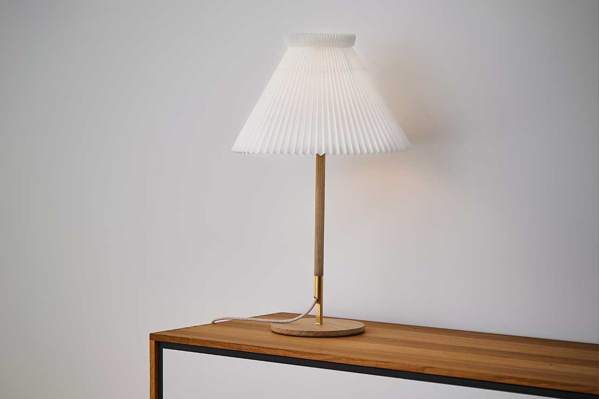 LE KLINT 328 LK 80 stolní lampa kouřový dub