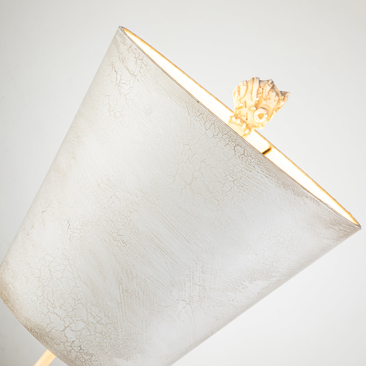 Gilded Nola Petra stolní lampa bílá malované stínidlo
