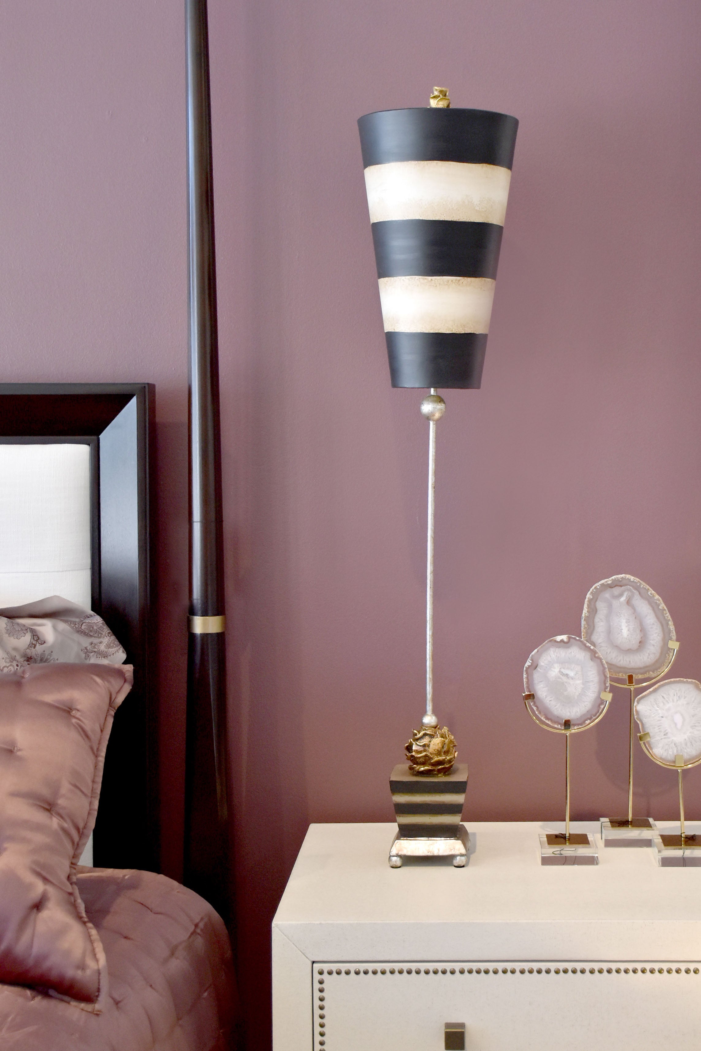 Gilded Nola Peony stolní lampa 112 cm stínítko