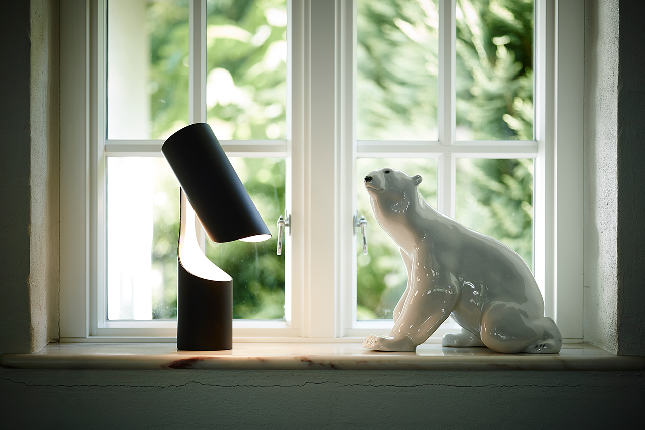 Le Klint Mutatio 353 stolní lampa černá matná