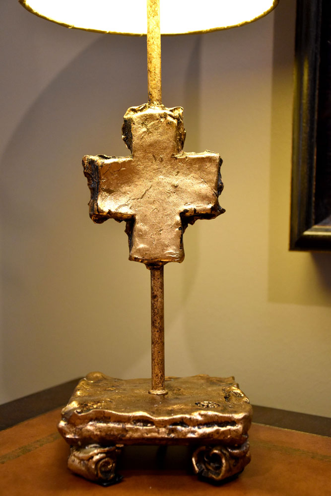 Gilded Nola Cross stolní lampa zlatá 58 cm