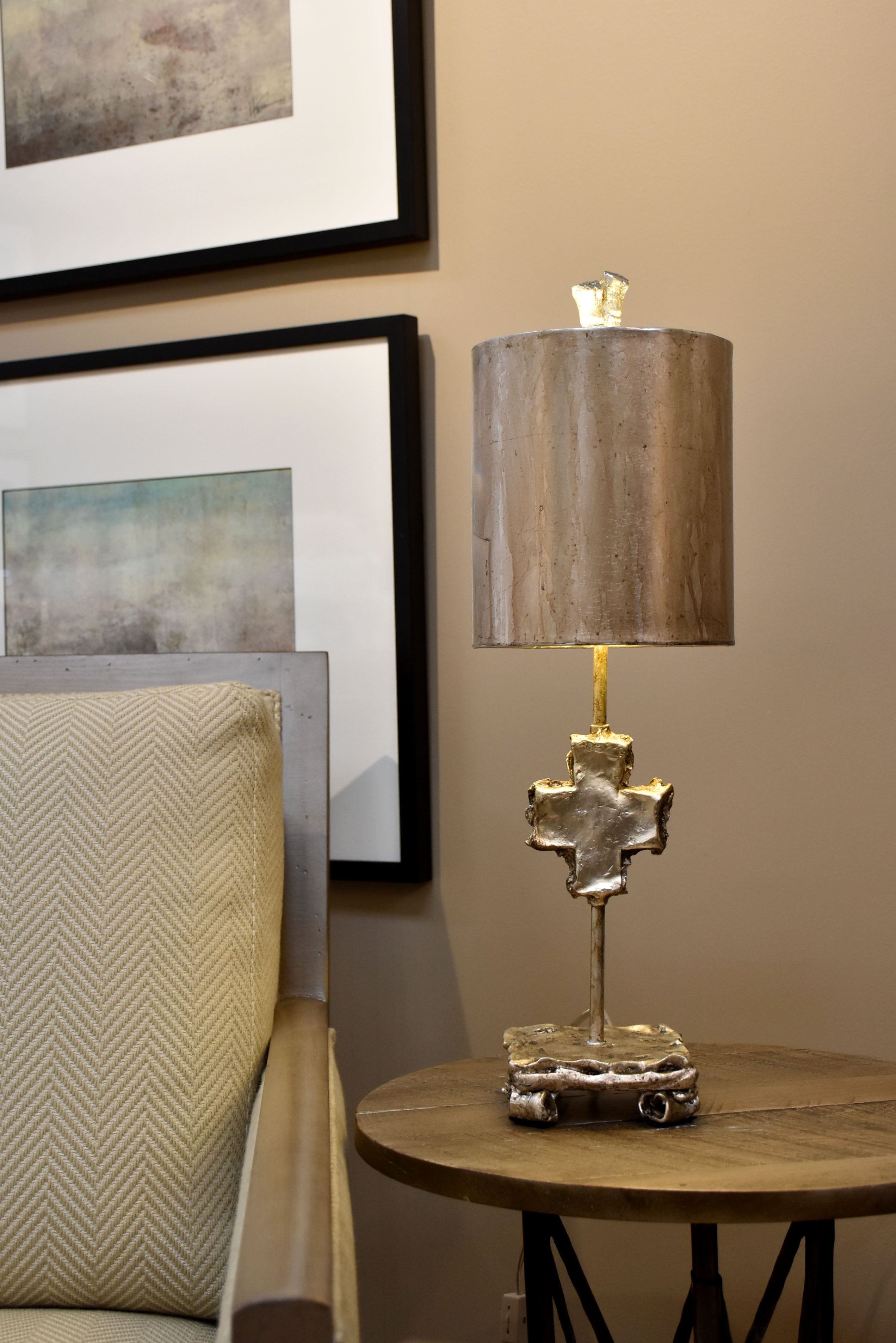 Gilded Nola Cross stolní lampa stříbrná 58 cm