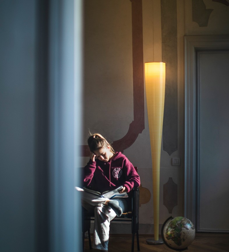 Foscarini Mite stojací lampa karbonová
