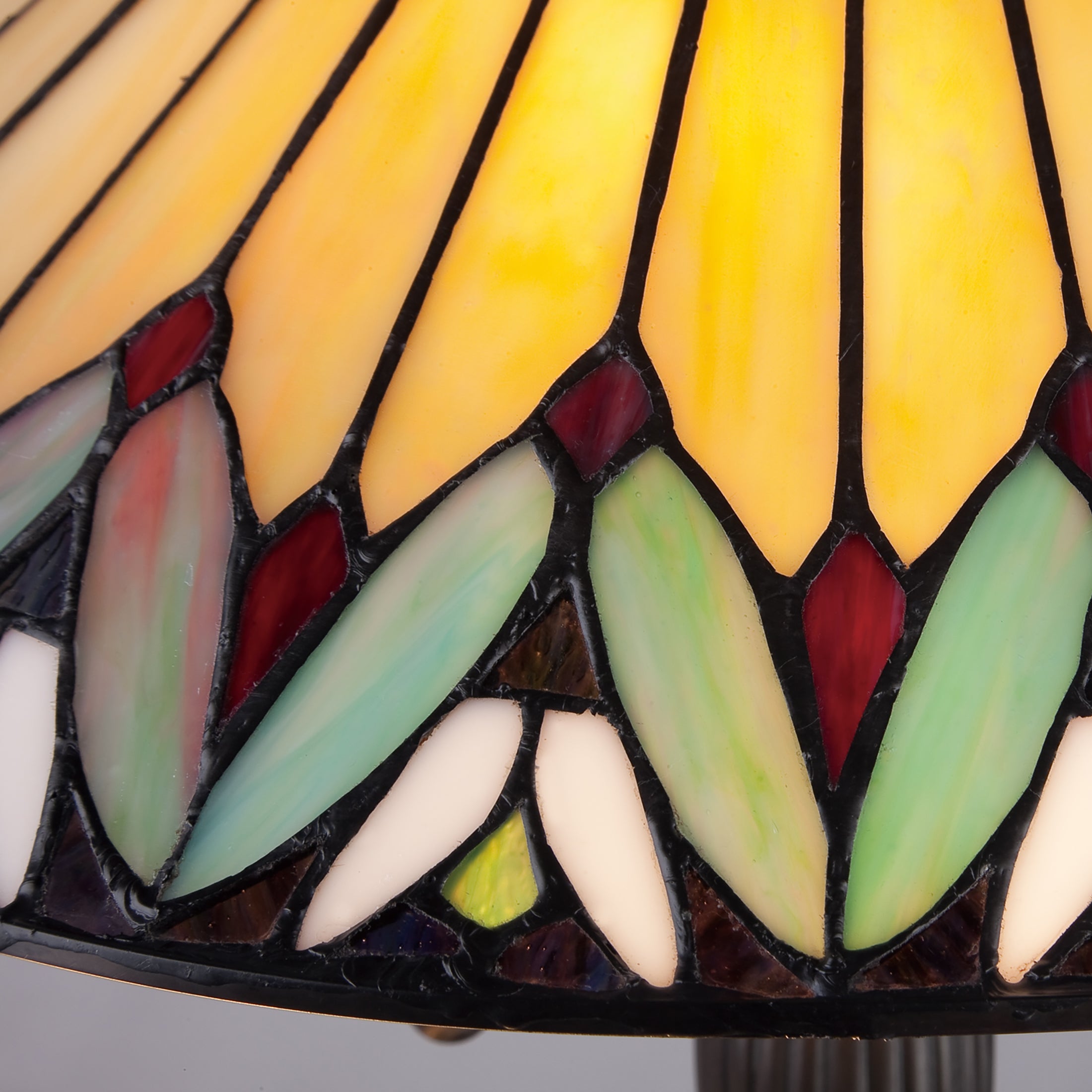 Quoizel Pearson stolní lampa bronz vitrážové stínidlo