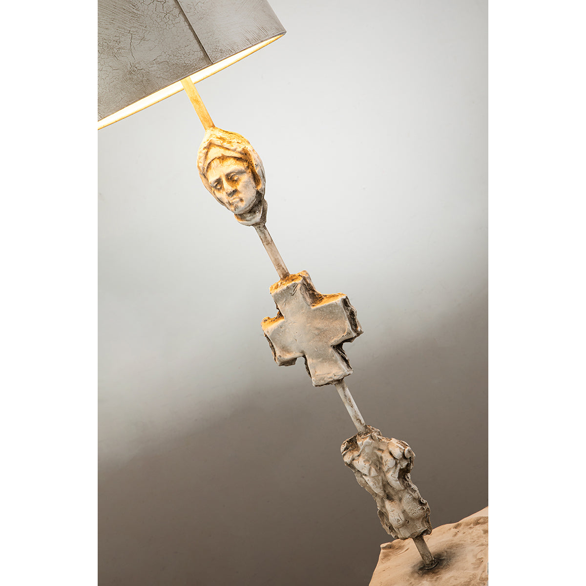 Gilded Nola Fragment stolní lampa kostní bílá