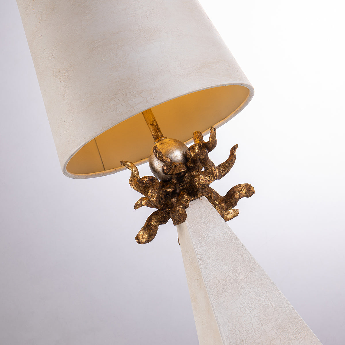Gilded Nola Leda stolní lampa krémová 81 cm