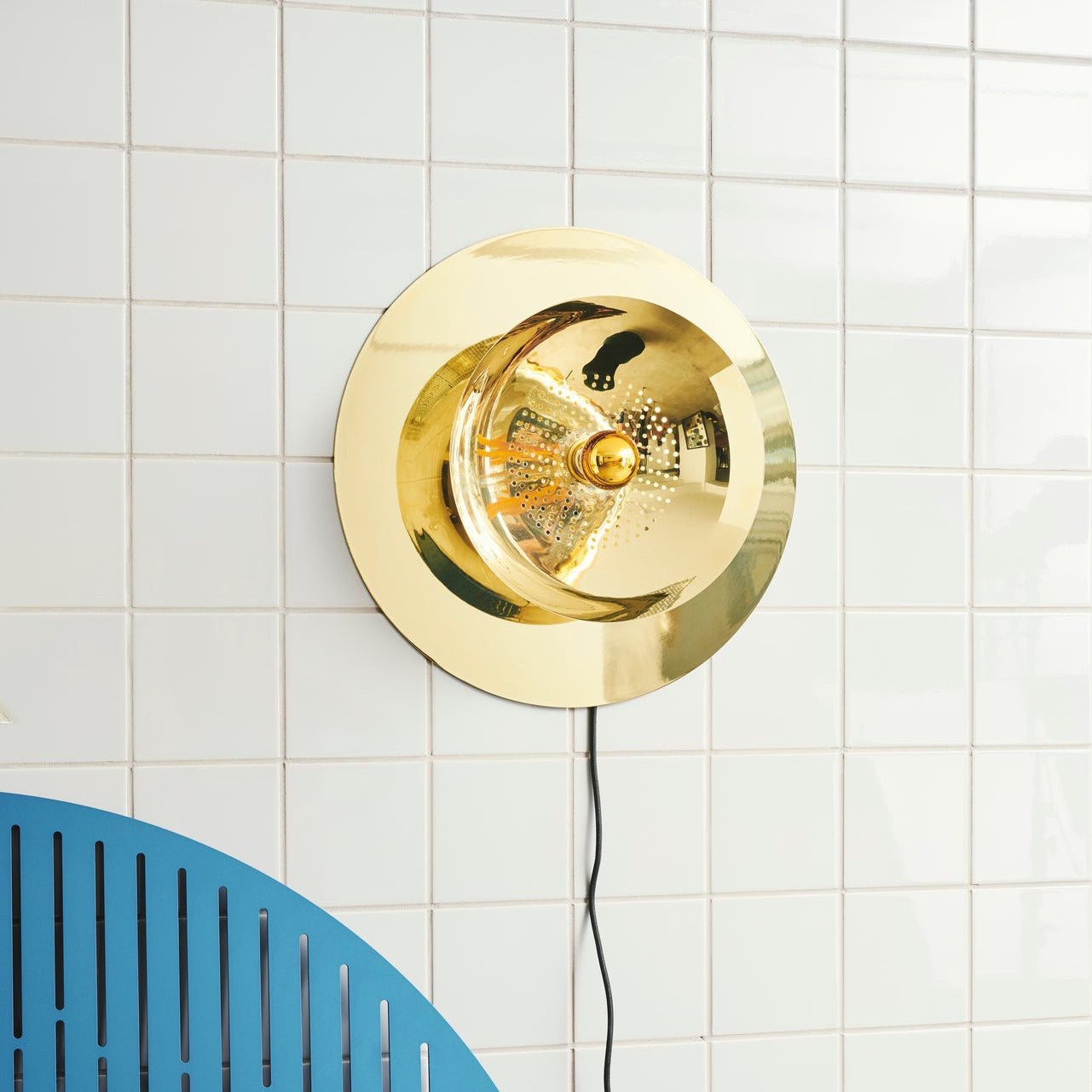 DESIGN BY US Wanted Wall nástěnná lampa zlatá