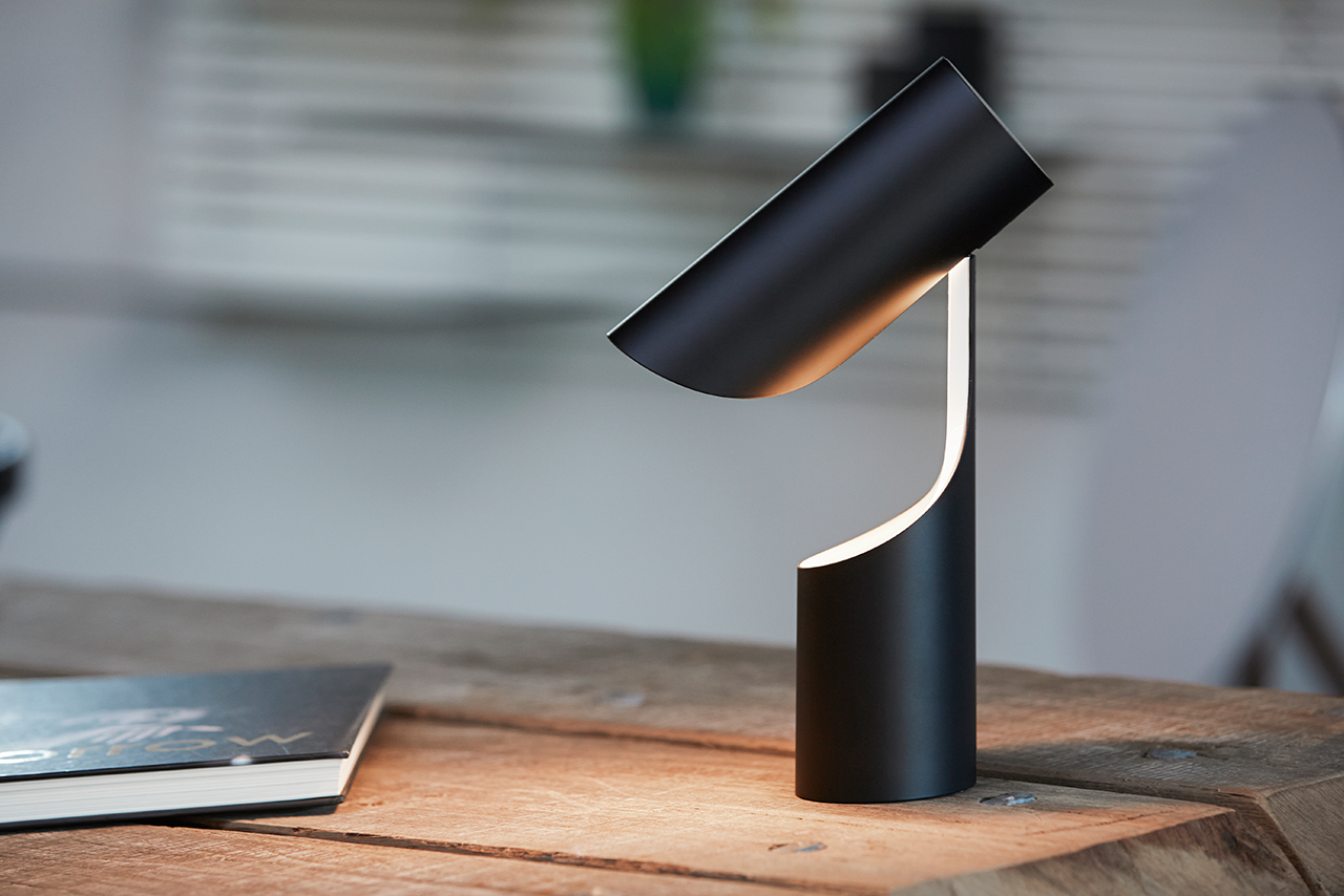 Le Klint Mutatio 353 stolní lampa černá matná