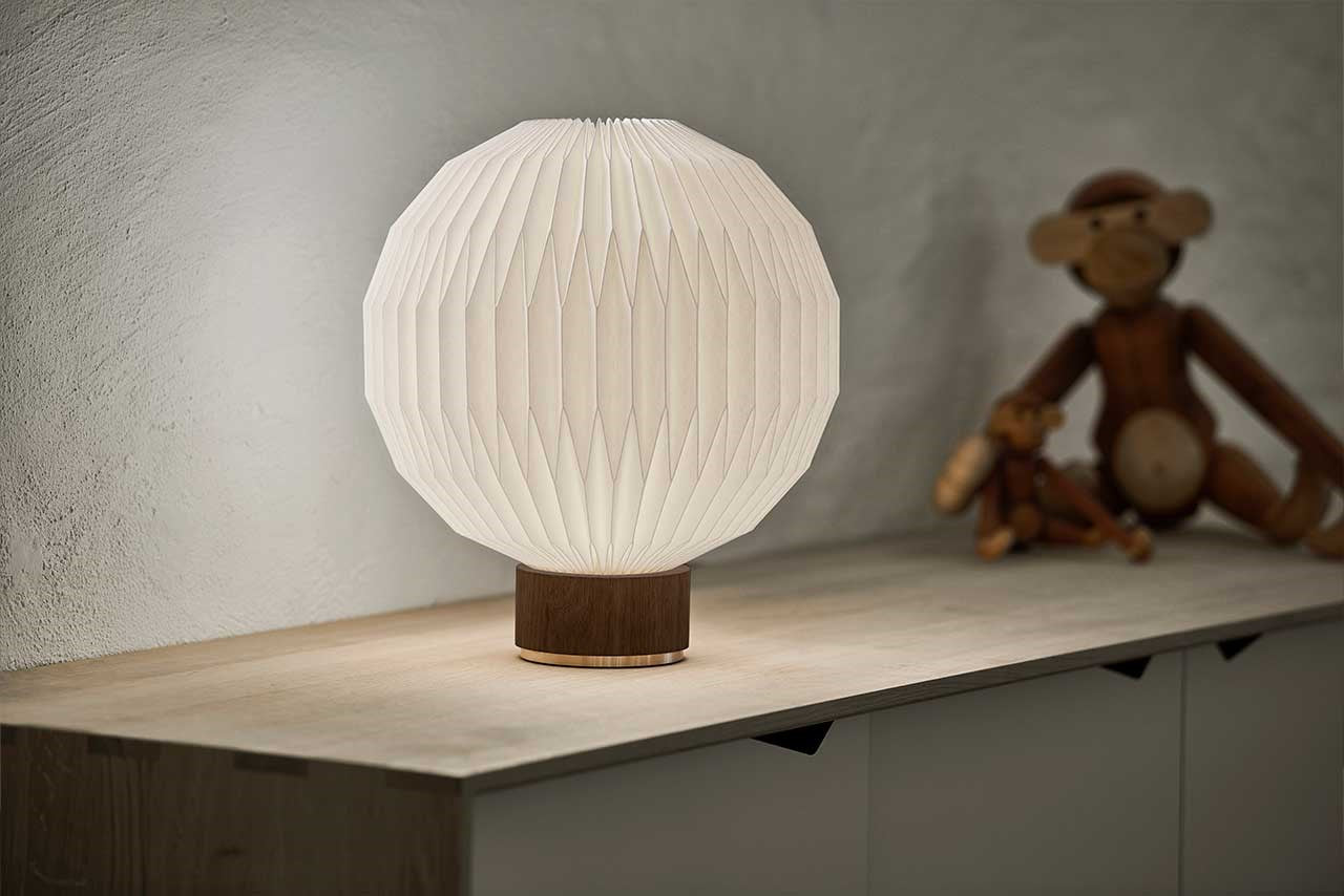 Le Klint 375 stolní lampa dub světlý Small