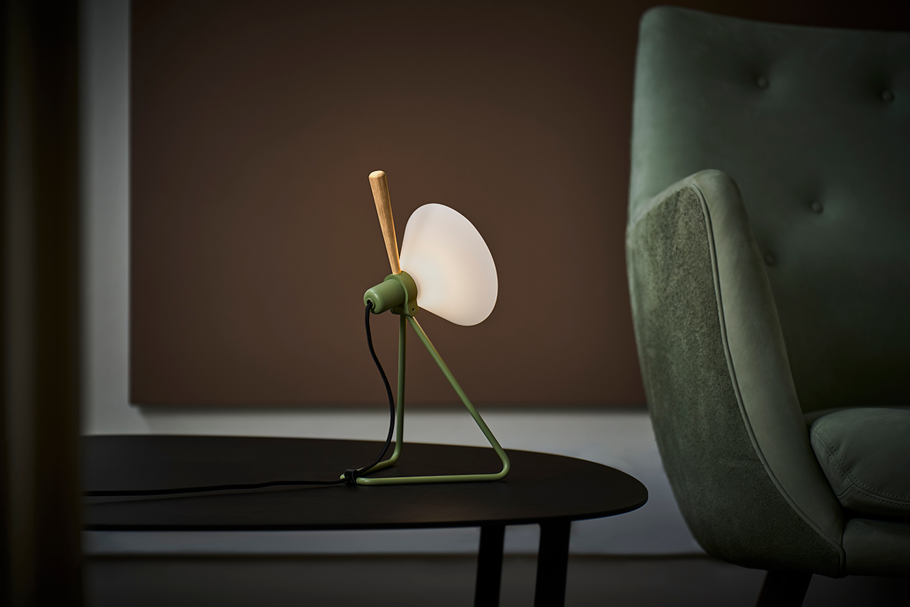 Le Klint Spot 356 lampa s dubovou rukojetí
