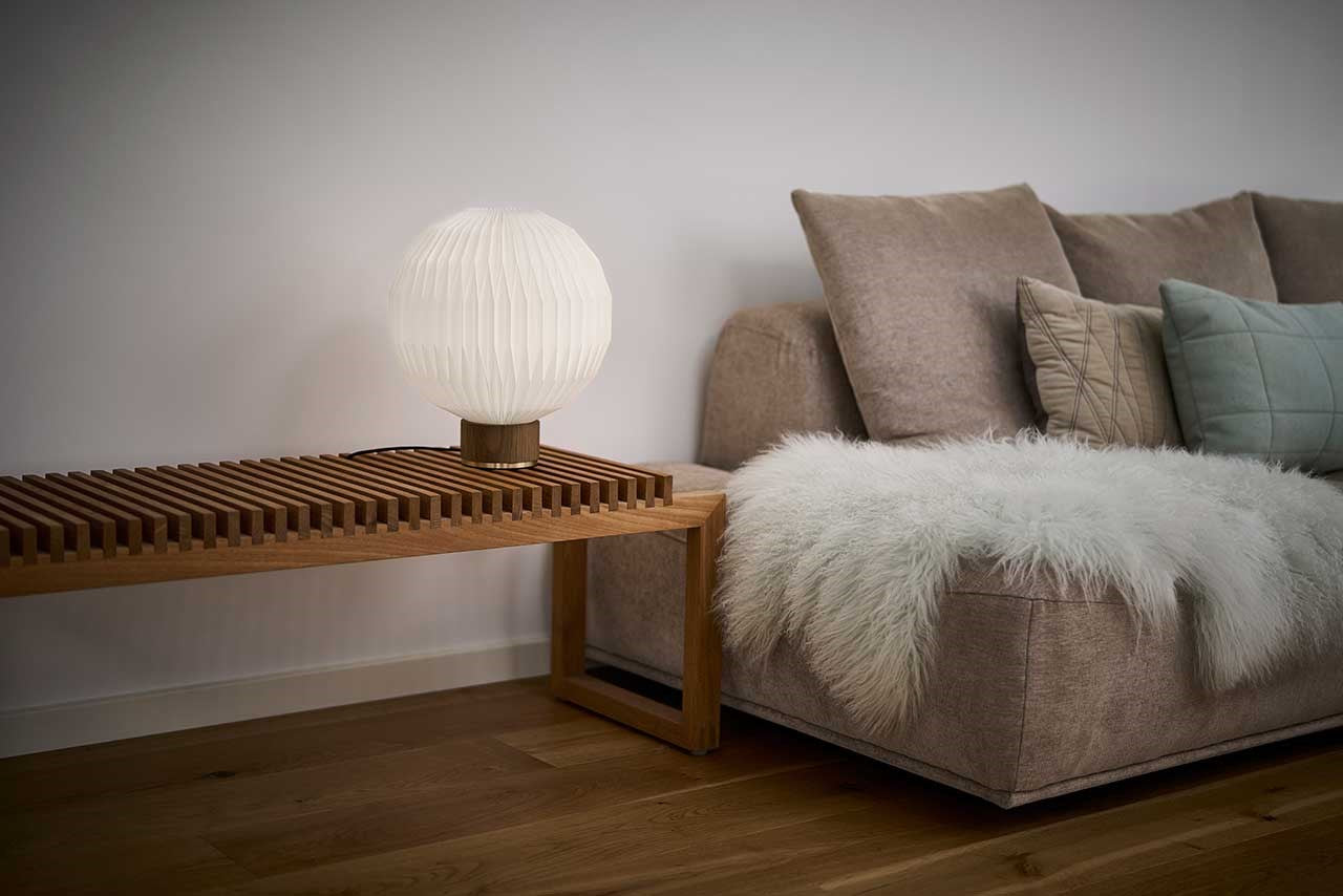 Le Klint 375 stolní lampa dub světlý Small