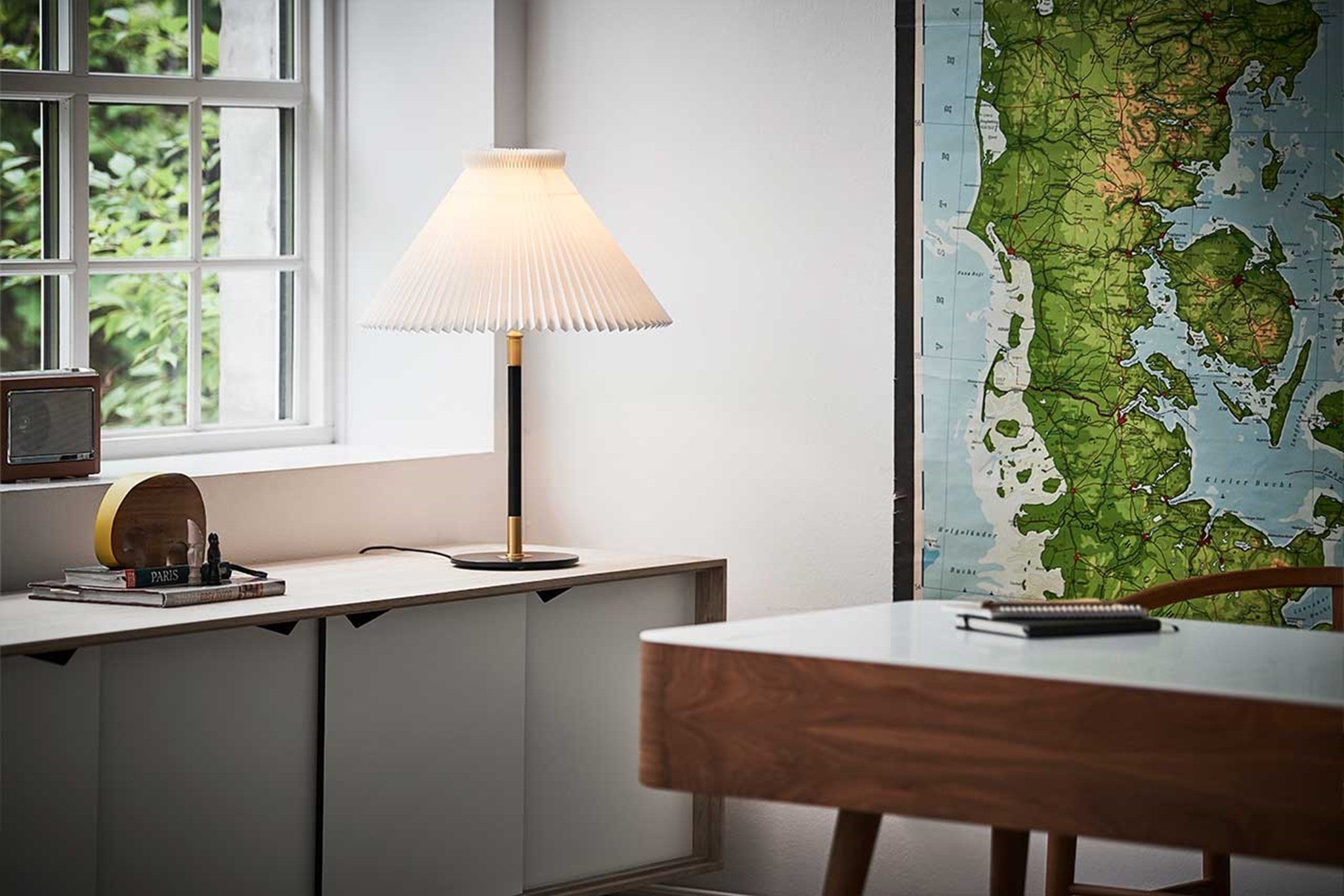 Le Klint 352 stolní lampa mosazná nastavitelná