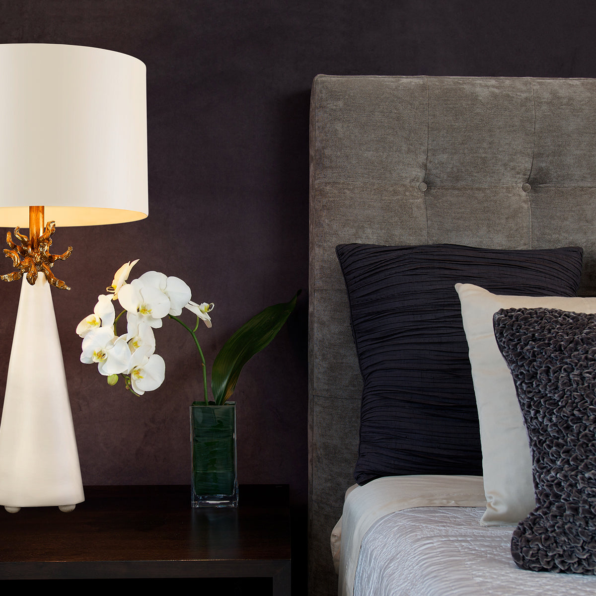 Gilded Nola Neo White stolní lampa zlatá patka 15"