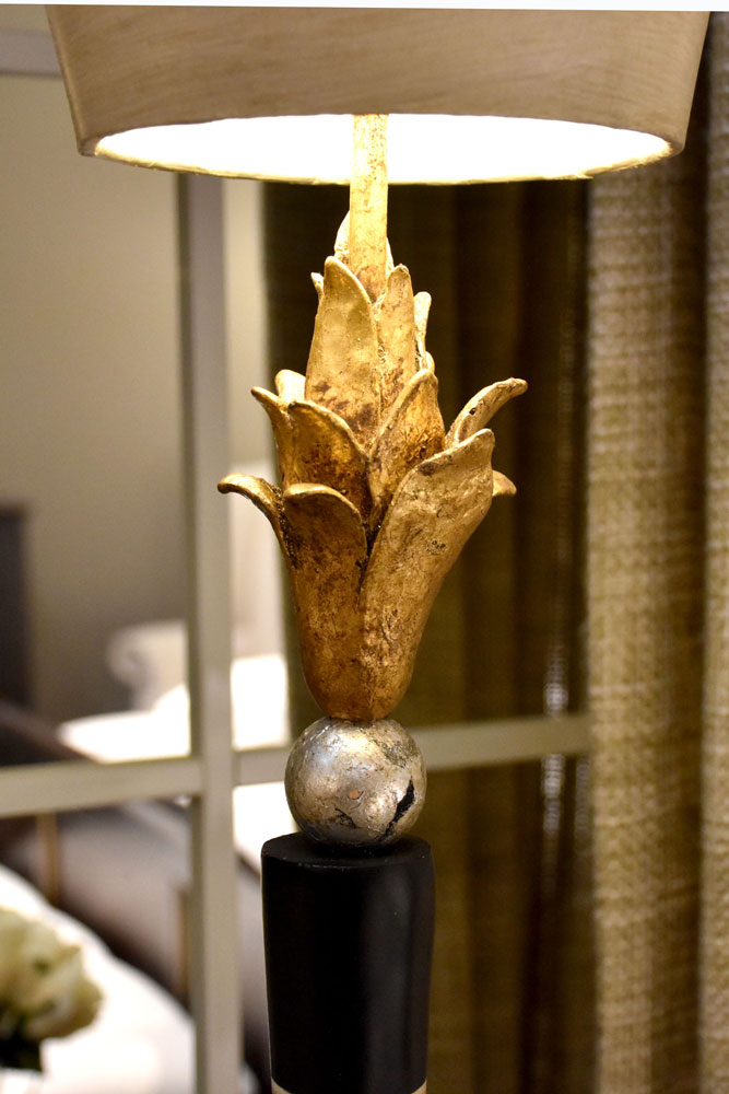 Gilded Nola Flambeau stolní lampa designová