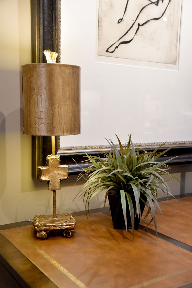 Gilded Nola Cross stolní lampa zlatá 58 cm