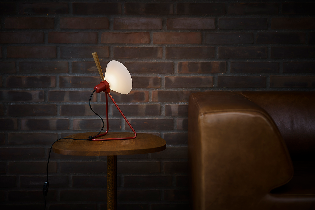 Le Klint Spot 356 lampa s dubovou rukojetí