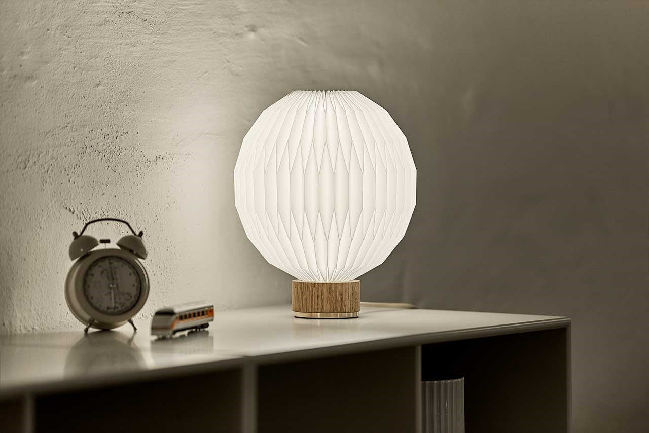 Le Klint 375 stolní lampa dub světlý Small