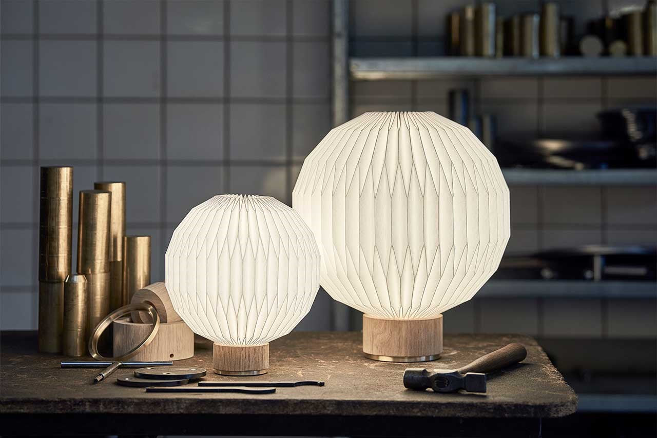 Le Klint 375 stolní lampa dub světlý Small