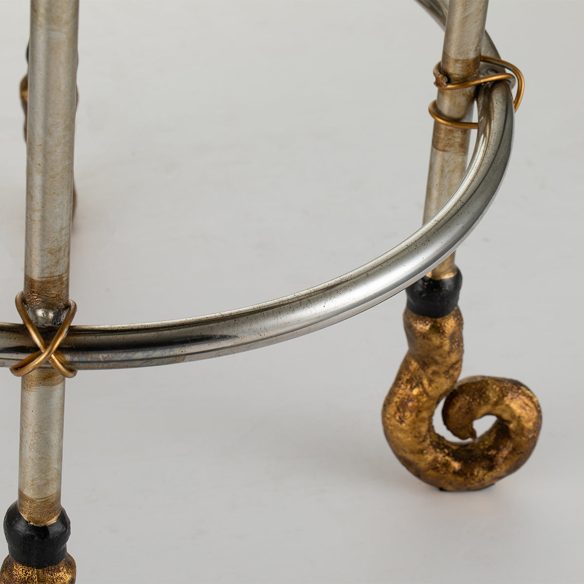 Gilded Nola Armory Short barová židle černá 66 cm