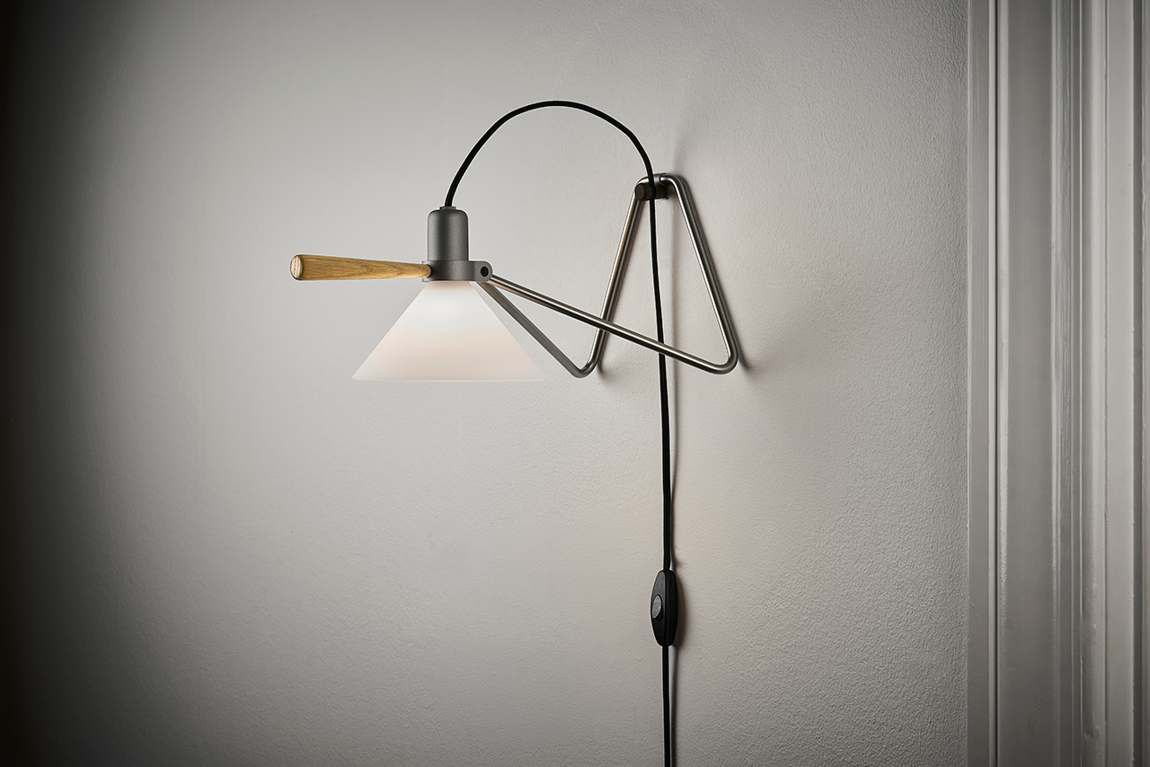 Le Klint Spot 356 lampa s dubovou rukojetí